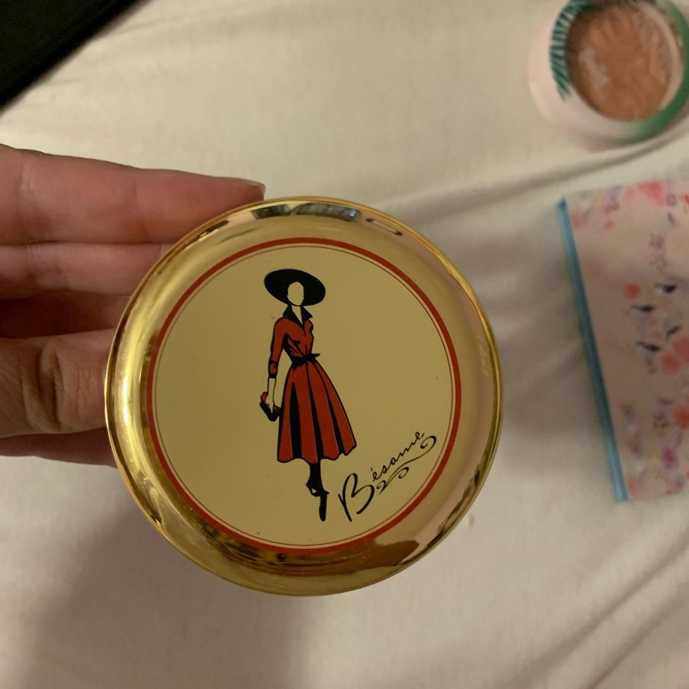 Besame pressed powder in porcelain